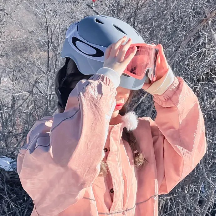 葡萄架下的女神